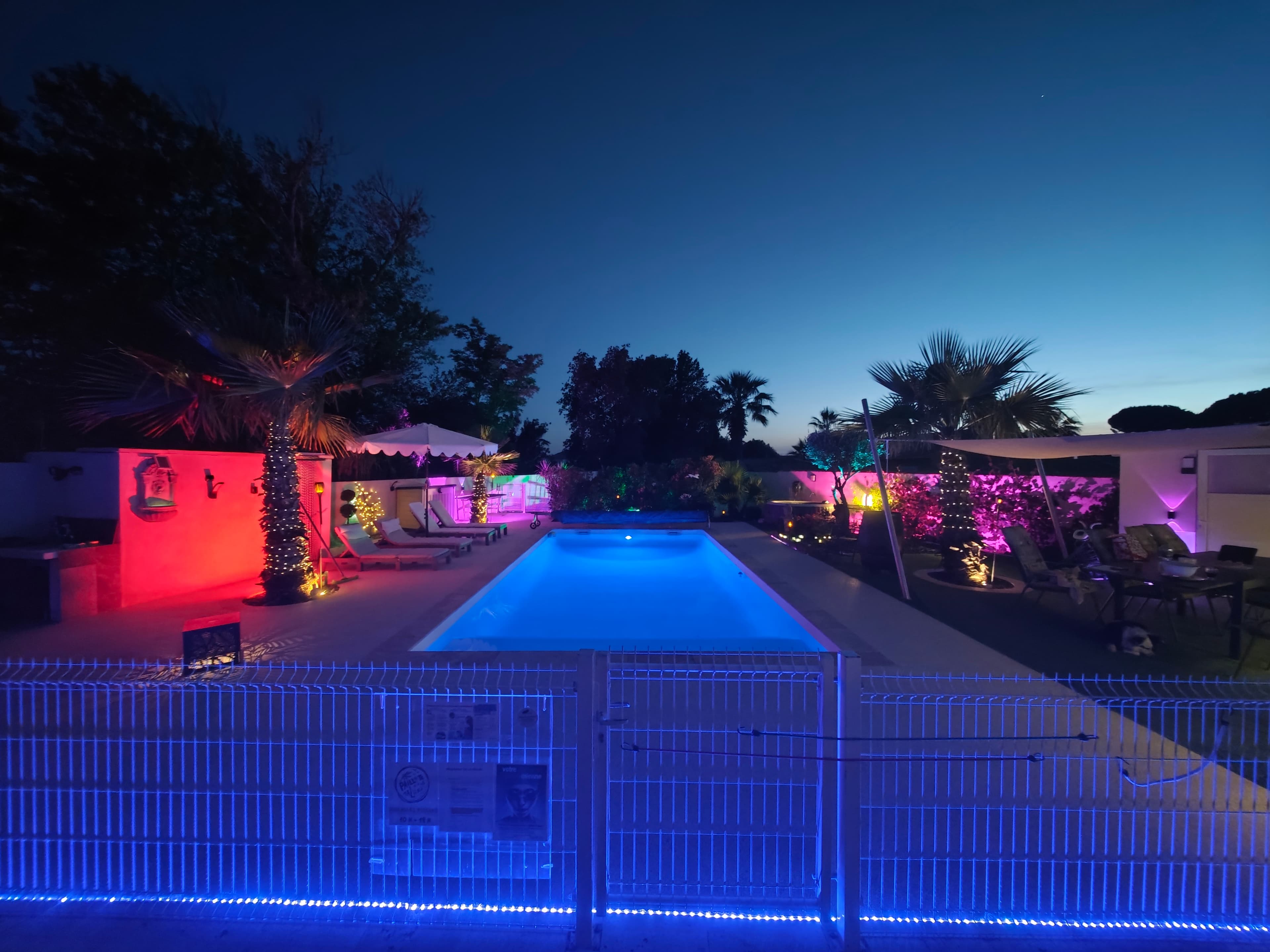 Jardin et piscine éclairés le soir
