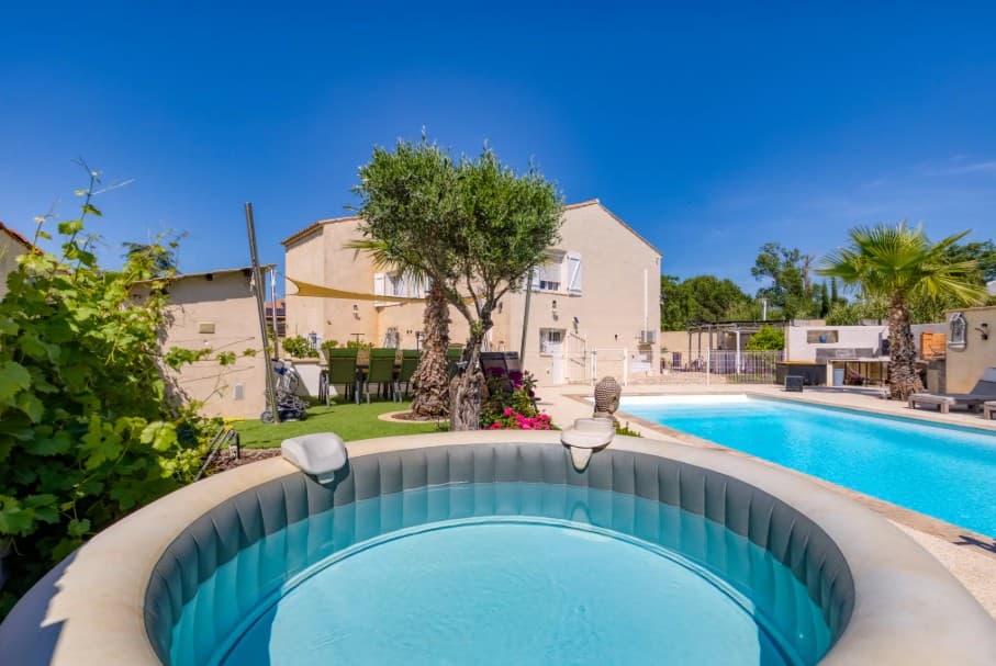 Jacuzzi et piscine dans le jardin