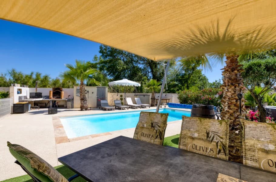 Terrasse ombragée au bord de la piscine